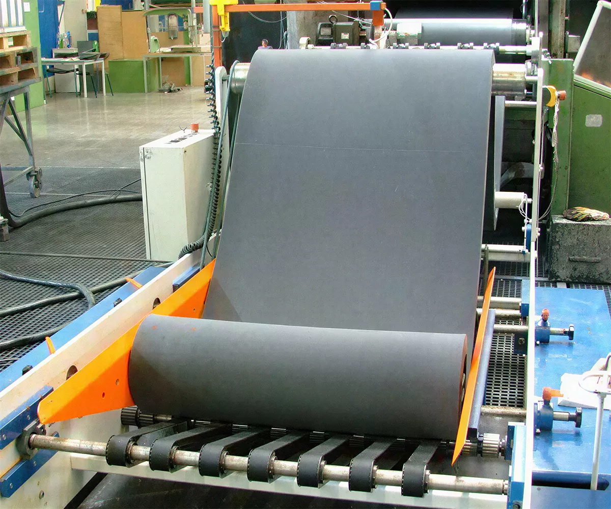 Darstellung einer Abrollmaschine mit Materialzuführung