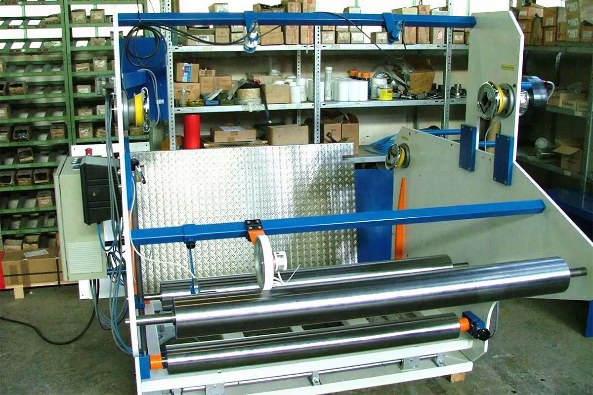 AR-K-1100 – Aufrollmaschine mit Kaschierfunktion