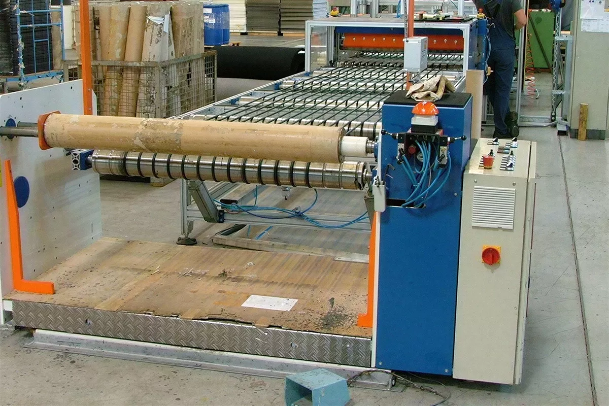 AR-QS-1100 – Aufrollmaschine mit Querschneider und Förderband