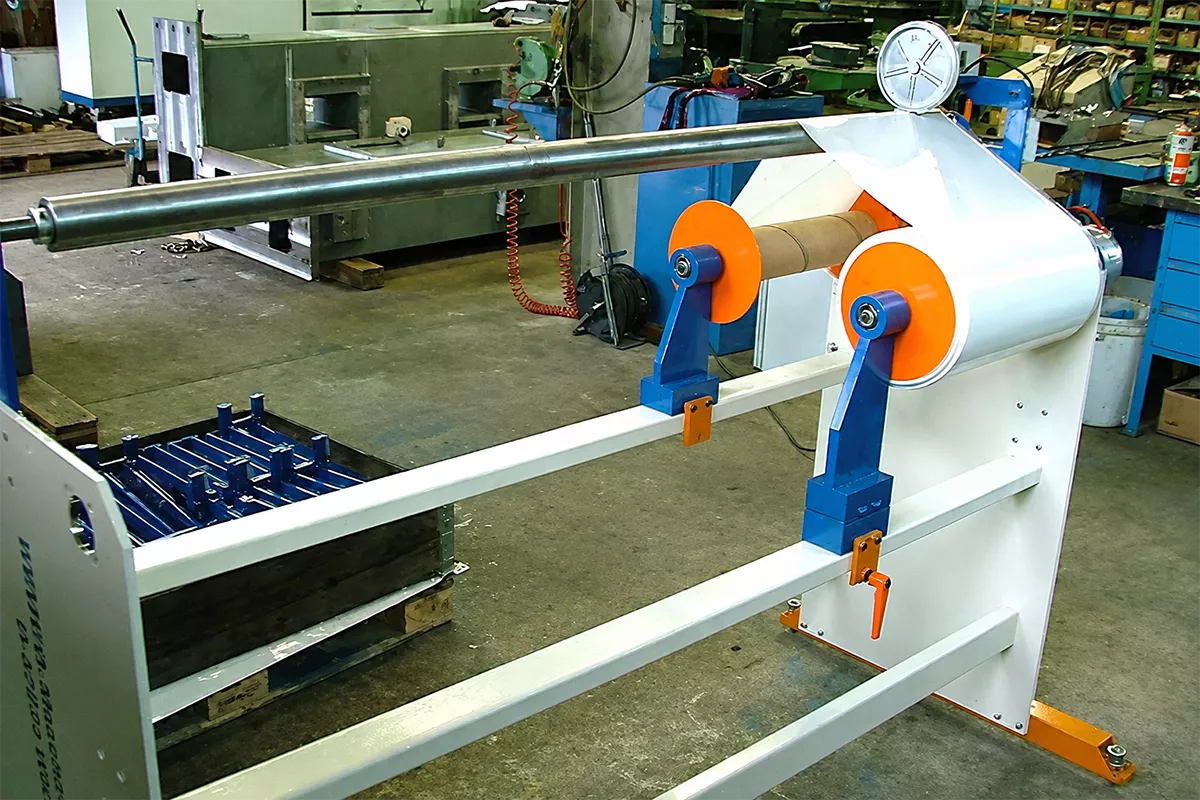 UR-160 – Umrollmaschine für Kurzrollen · Arbeitsbreite 1.600 mm