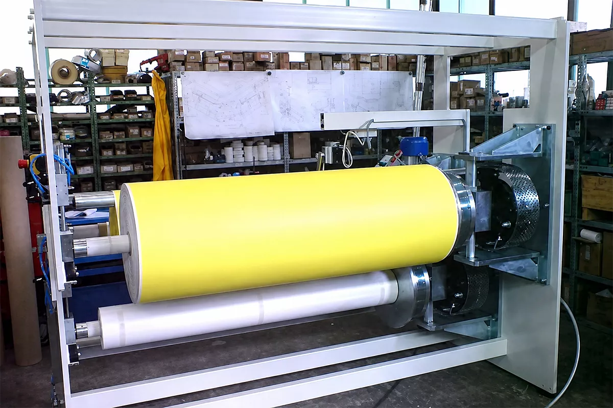 URM-1600 – Zweiachsige Umrollanlage · Arbeitsbreite 1.700 mm